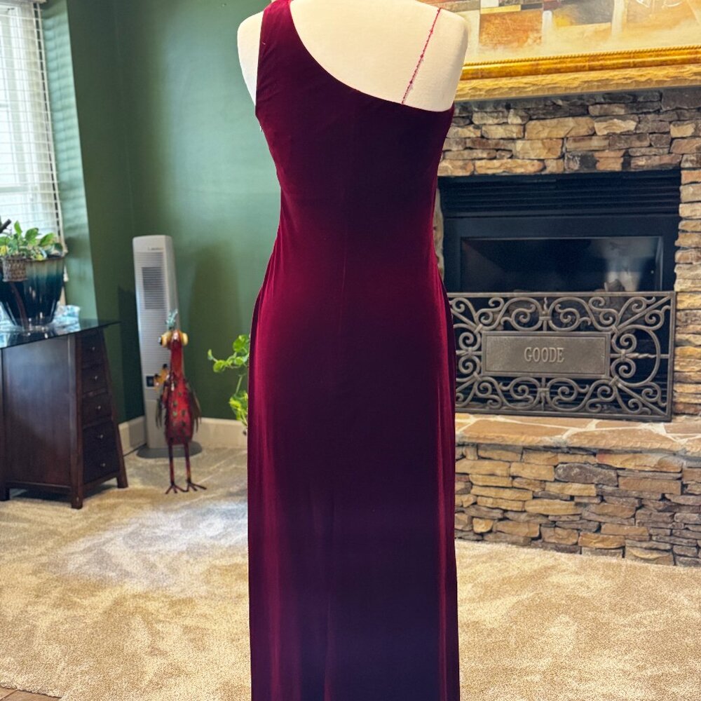 Elegant Cranberry, One Shoulder, Velvet, Floor length Evening Gown, Size 6 - Picture 3 of 9